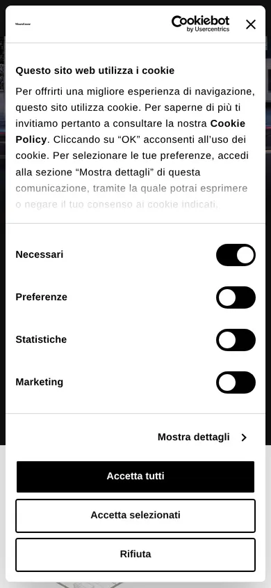 La prima schermata della home di oggi sul telefono, alla prima visita: il banner dei cookie copre tutta la pagina